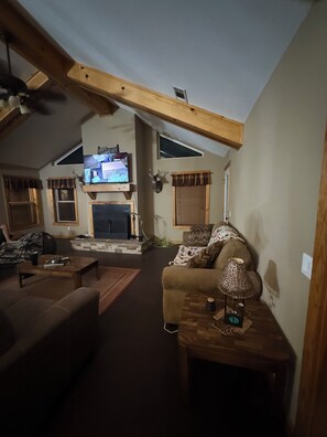 Smart-tv, eldstad och en stereo