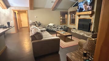 Smart TV, fireplace, stereo