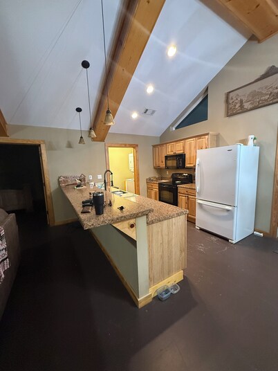 Secluded Cabin on 30 acres w 2 BR 2 baths
