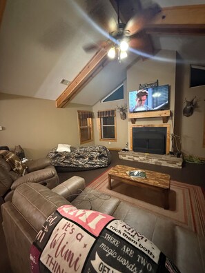 Smart-TV, Kamin, Stereoanlage