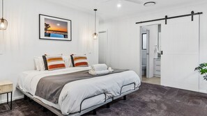 5 bedrooms, desk, iron/ironing board, WiFi - La Plaza Del Toros Golf course view (Yarrawonga)