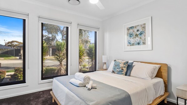 5 bedrooms, desk, iron/ironing board, WiFi