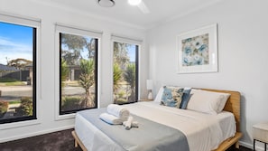 5 bedrooms, desk, iron/ironing board, WiFi
