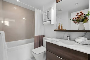 Toallas, jabón, shampoo, papel de baño