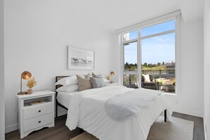 1 bedroom, iron/ironing board, free WiFi, bed sheets - Luxury Waterfront Suite w/City Views + AC (Calgary)