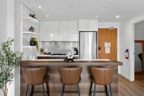 Fridge, microwave, oven, stovetop - Luxury Waterfront Suite w/City Views + AC (Calgary)