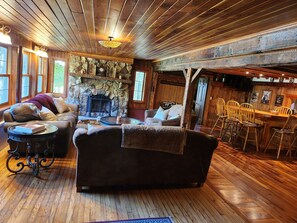 Smart TV, fireplace - Spacious working horse farm, THE GALLOPING INN, where you can relax and unwind. (Spring Creek)