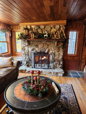 Interior - Spacious working horse farm, THE GALLOPING INN, where you can relax and unwind. (Spring Creek)