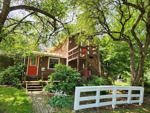 Exterior - Spacious working horse farm, THE GALLOPING INN, where you can relax and unwind. (Spring Creek)