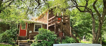 Spacious working horse farm, THE GALLOPING INN, where you can relax and unwind.