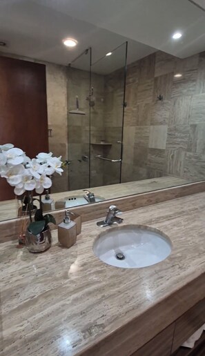Shower, hair dryer, towels, soap - Beautiful 2 bedroom apartment with ocean view in Acapulco. (Acapulco de Juárez)