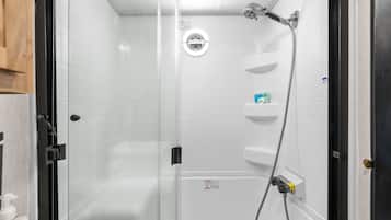 Dusj, håndklær, såpe og toalettpapir