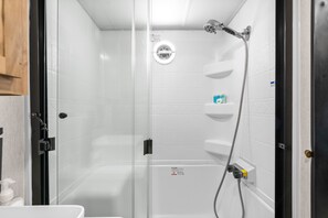 Regadera, toallas, jabón, papel de baño