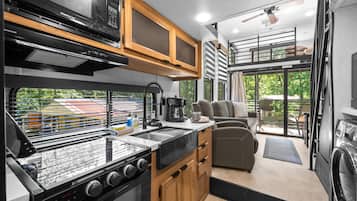 雪櫃、微波爐、焗爐、爐具