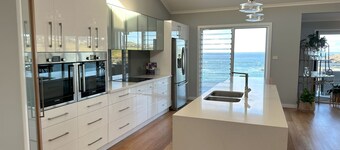 Pet friendly stay overlooking Easts Beach - steps to sand & coast walk