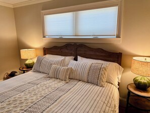 3 habitaciones, escritorio y tabla de planchar con plancha