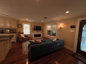 TV, fireplace
