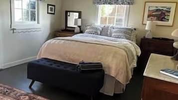 3 habitaciones, escritorio y tabla de planchar con plancha