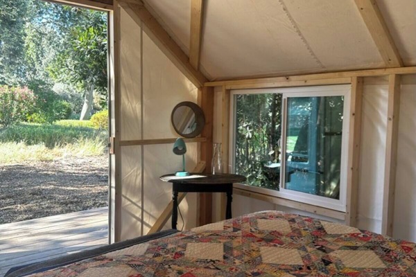 3 chambres, bureau, fer et planche à repasser, lit de bébé portatif