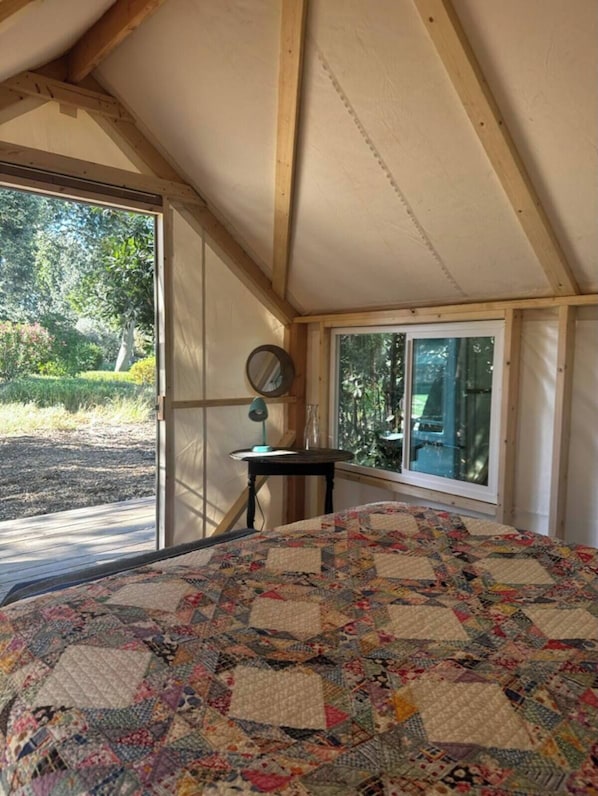 3 chambres, bureau, fer et planche à repasser, lit de bébé portatif
