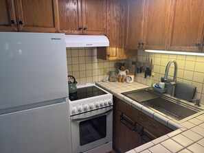 Refrigerador, microondas, horno y parrilla de estufa 