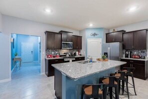 冷蔵庫、電子レンジ、オーブン、コンロ