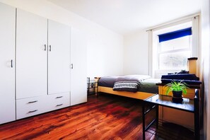 1 chambre, fer et planche à repasser, accès Internet, draps fournis