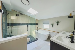 Een douche, een haardroger, handdoeken, zeep