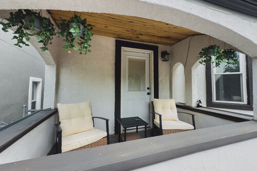 Travelers Dream Home! Hot tub, Fire pit, & BBQ