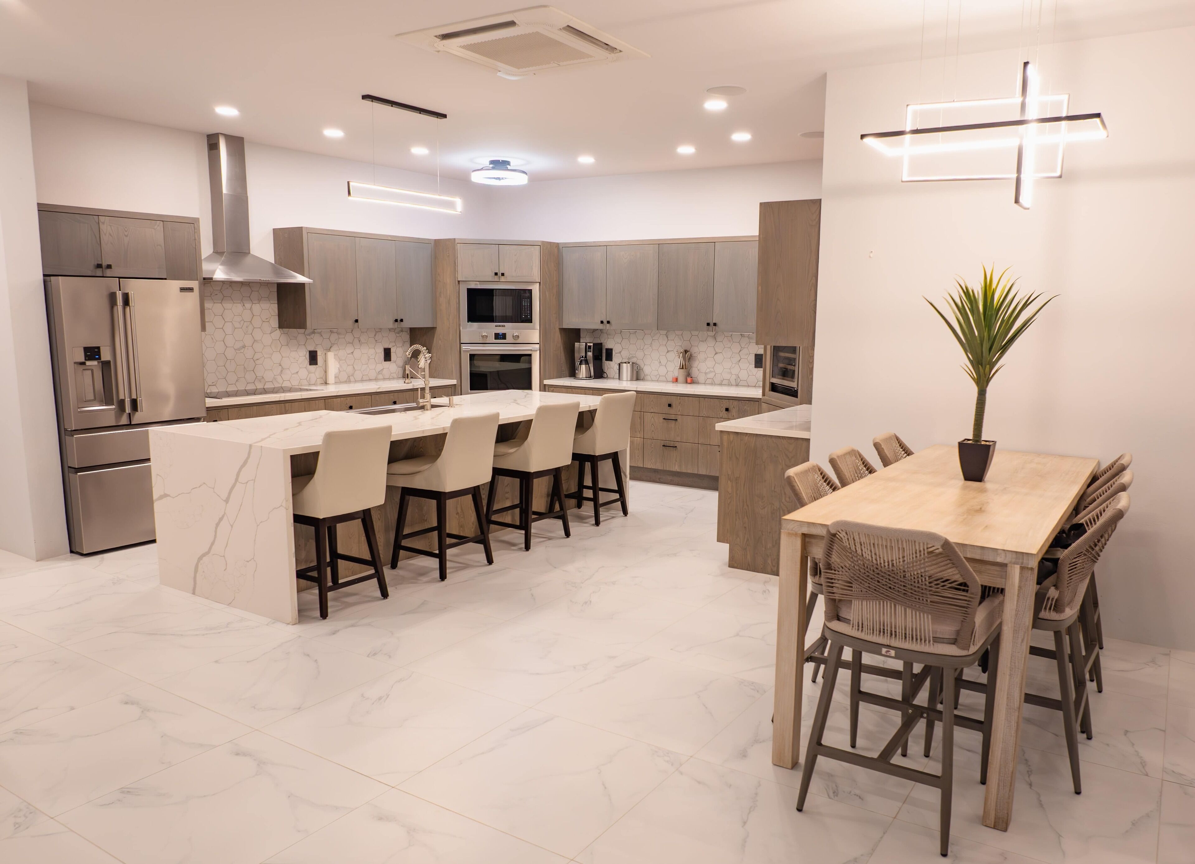 Køleskab, mikrobølgeovn, ovn, kogeplade