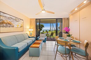 Classic-Apartment, 1 Schlafzimmer, Veranda, Meerblick | Wohnbereich | 36-Zoll-LCD-Fernseher mit Kabelempfang