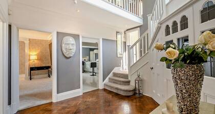 Perfect Booking | Luxury Home With Pool & Gym