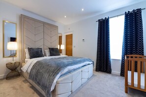 2 habitaciones, escritorio y tabla de planchar con plancha
