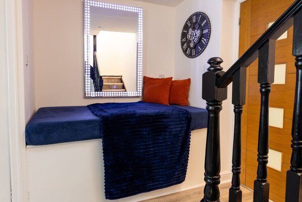 Desk, iron/ironing board, WiFi, bed sheets