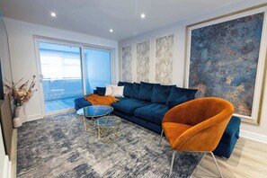 TV, offices - Perfect Booking | Easy Access to Manchester Centre (Old Trafford)