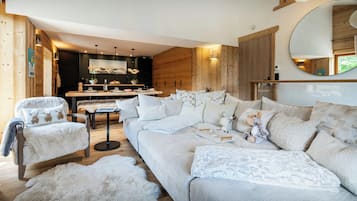 TV, fireplace, stereo