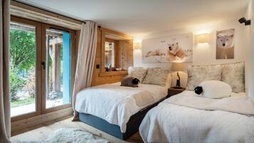 3 bedrooms, iron/ironing board, WiFi, bed sheets