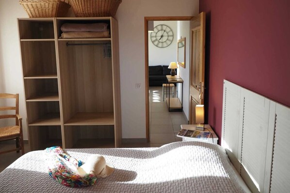 2 bedrooms, travel crib, internet