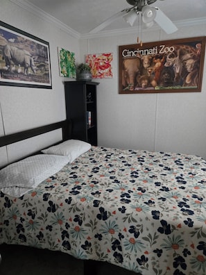 4 bedrooms, WiFi, bed sheets - Quiet family friendly 4 bedroom water front lake retreat, near Mammoth Cave. (Leitchfield)
