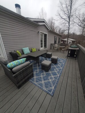 Outdoor dining - Quiet family friendly 4 bedroom water front lake retreat, near Mammoth Cave. (Leitchfield)