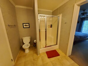 Shower, hair dryer, towels, soap - Quiet family friendly 4 bedroom water front lake retreat, near Mammoth Cave. (Leitchfield)
