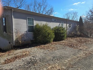 Exterior - Quiet family friendly 4 bedroom water front lake retreat, near Mammoth Cave. (Leitchfield)