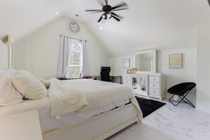 5 bedrooms, iron/ironing board, WiFi, bed sheets