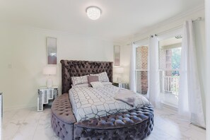5 bedrooms, iron/ironing board, WiFi, bed sheets