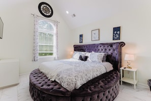 5 bedrooms, iron/ironing board, WiFi, bed sheets