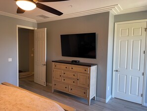 3 bedrooms, desk, iron/ironing board, free WiFi