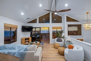 4 bedrooms, desk, iron/ironing board, travel cot - 4BR/3BA Ocean-View Home + Private Pool & Separate Ohana Suite | 2 Full Kitchens (Kailua-Kona)