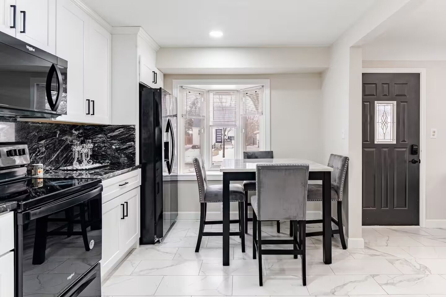 Mikrovågsugn, ugn, diskmaskin och kaffe- och tebryggare