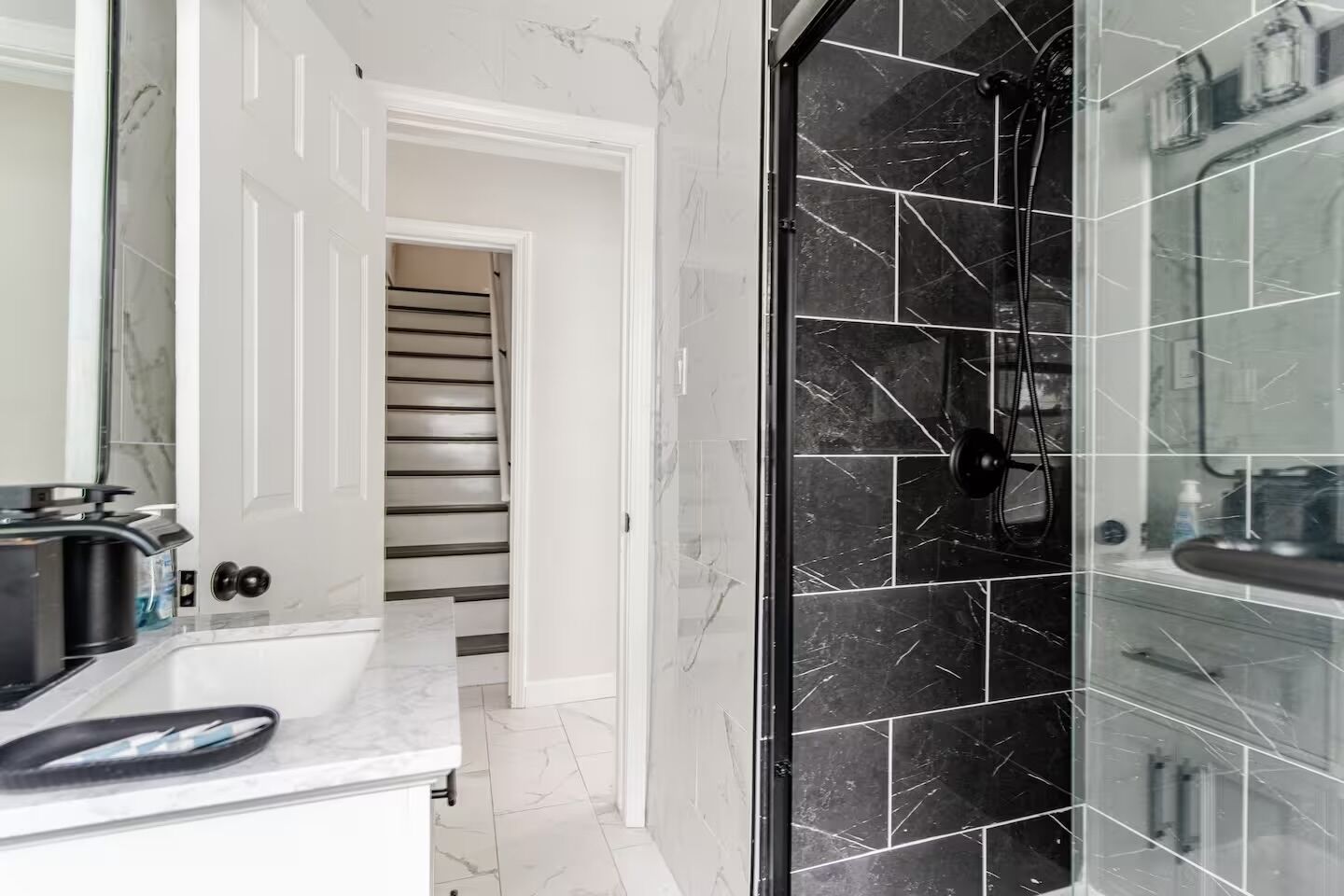 Hårtork, handdukar, tvål och schampo