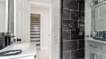 Hårtork, handdukar, tvål och schampo